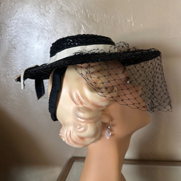 MARVELOUS 1940s\' BLACK STRAW TILT HAT WITH CREAM GROSGRAIN BAND/TASSELS + VEIL main image 10